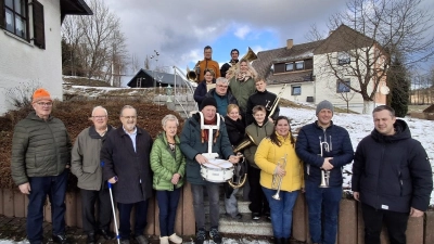 Am Ende des zweitägigen „Unispielens” wartete auf die Musiker bei der Familie Rubenbauer ein warmes Essen. Mit dabei Bürgermeister Wolfgang Söllner (v.re.) und Johannes Prechtl,  (Bild: Josef Söllner)