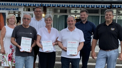 Ehrungen der neuen Ehrenmitglieder des 1. FC Schwarzenfeld <br>von rechts nach links: 1. Vorstand Christian Liebl, 1. Bürgermeister Peter Neumeier, Ehrenmitglieder Roland Scherer, Evi Lehner, Heiner Fleischmann, 2. Vorstand Gabriele Beck, <br>3.Vorstand Thomas Schießl  (Bild: Silvia Beck)