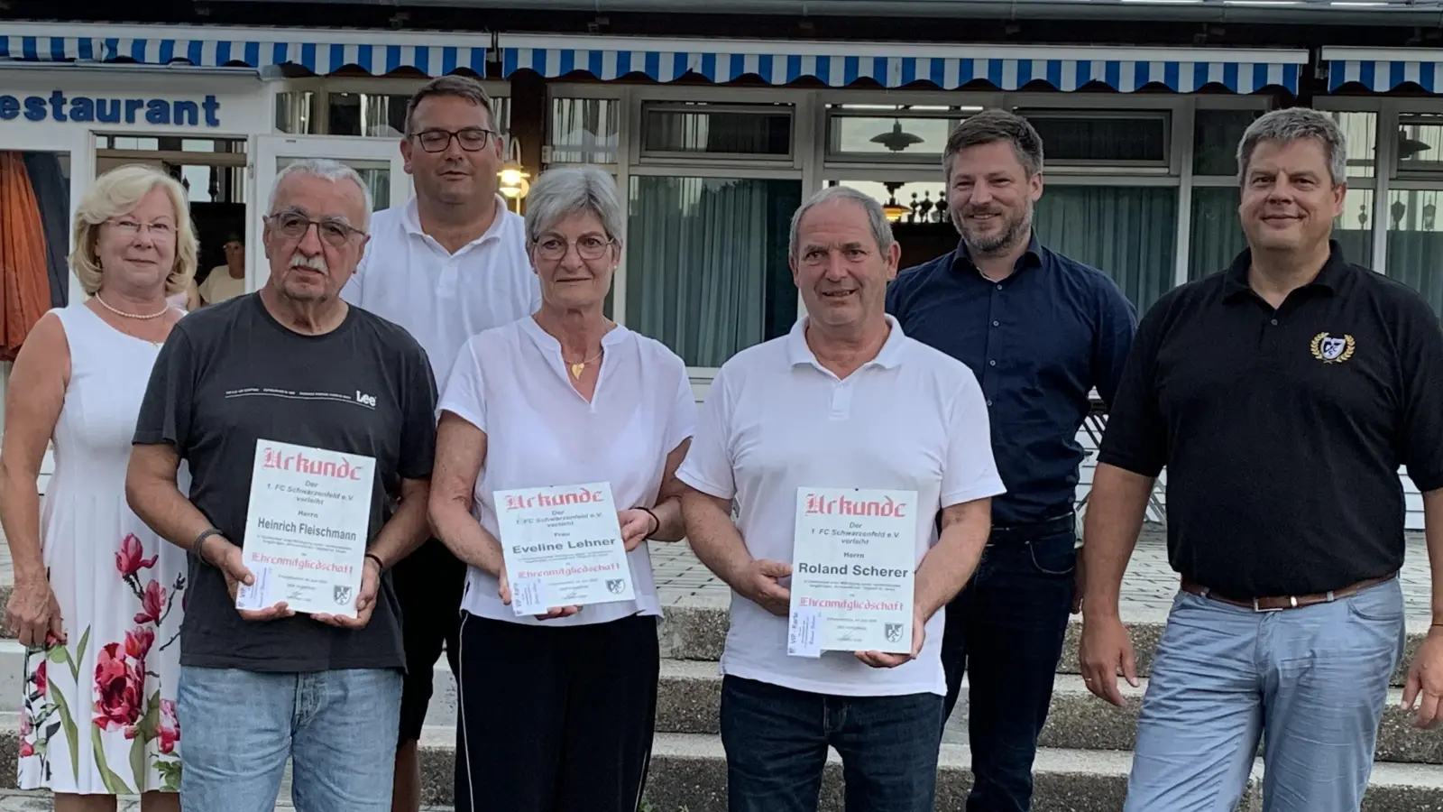Ehrungen der neuen Ehrenmitglieder des 1. FC Schwarzenfeld <br>von rechts nach links: 1. Vorstand Christian Liebl, 1. Bürgermeister Peter Neumeier, Ehrenmitglieder Roland Scherer, Evi Lehner, Heiner Fleischmann, 2. Vorstand Gabriele Beck, <br>3.Vorstand Thomas Schießl  (Bild: Silvia Beck)