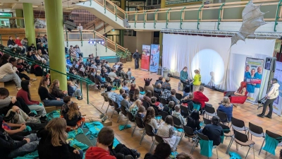Schüler der Krötensee-Mittelschule erfahren Pflegeberufe auf der Bühne (Bild: Peter Danninger )