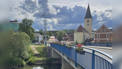 Insgesamt 29 Blumenkästen hängen wieder an der Vilsbrücke in Theuern (Bild: Silvia Schneider)