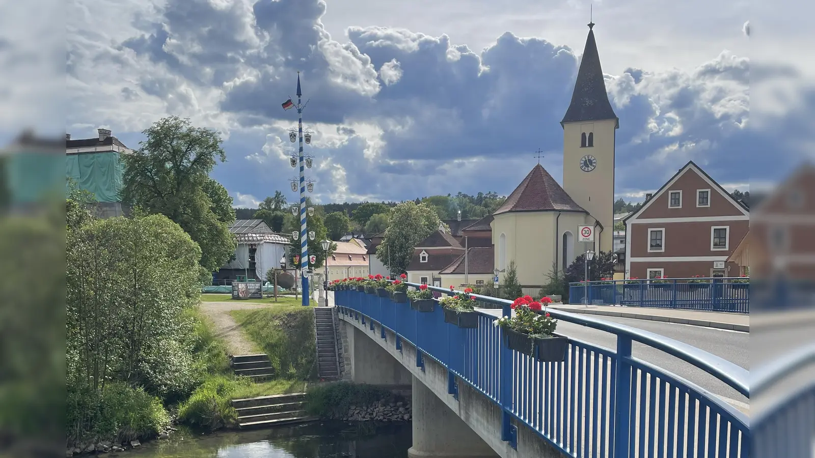 Insgesamt 29 Blumenkästen hängen wieder an der Vilsbrücke in Theuern (Bild: Silvia Schneider)