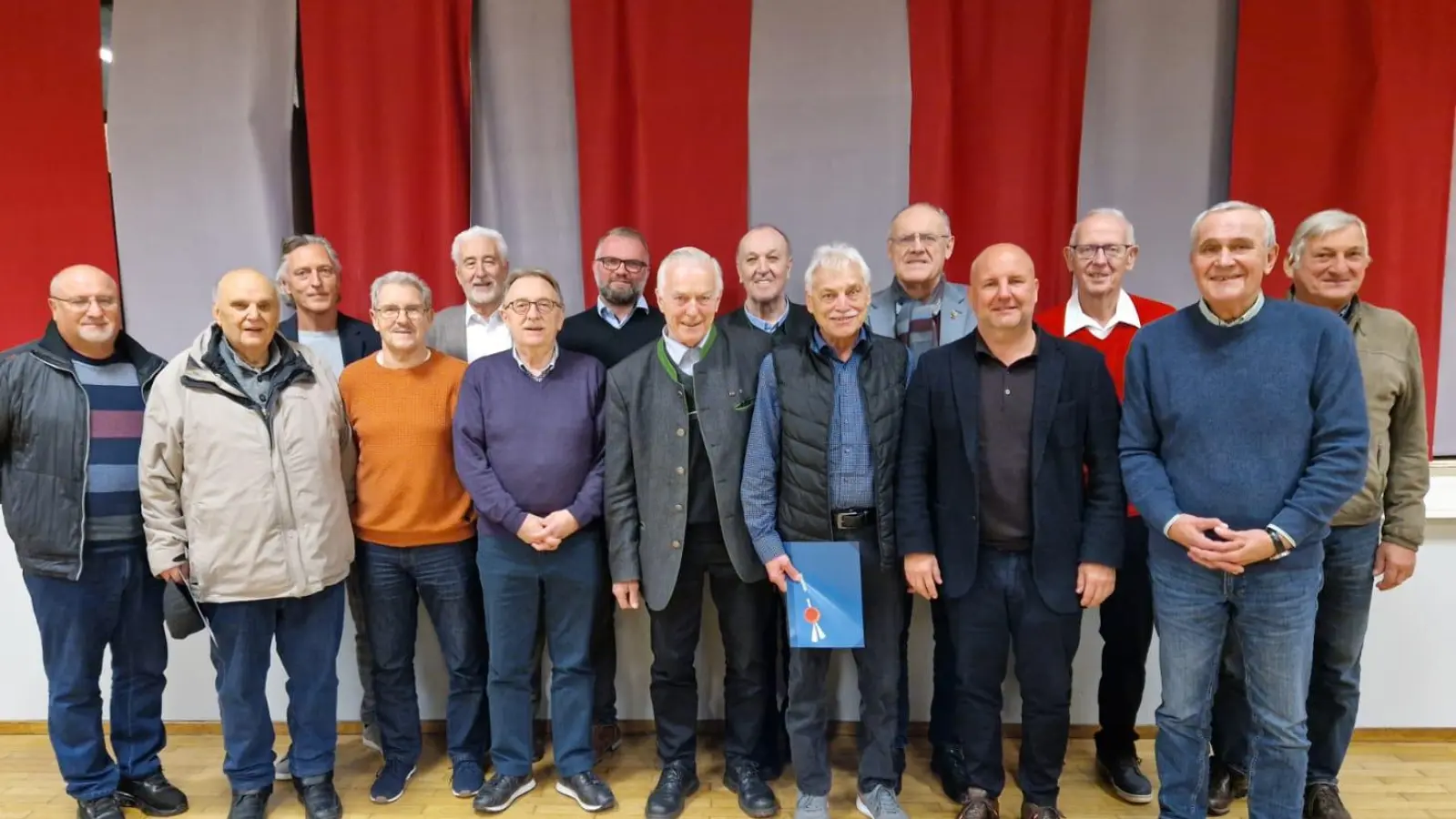 Die Geehrten der SpVgg SV Weiden mit der Vorstandschaft um den ersten Vorsitzenden Michael Kruz (vierter von rechts).  (Bild: Dagmar Nachtigall)