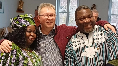  Von rechts: Pfarrer Casimir Dosseh, Michael Riedel und Pfarrhaushälterin Inocentia im Pfarrsaal in Tirschenreuth (Bild: Monika Seidel )