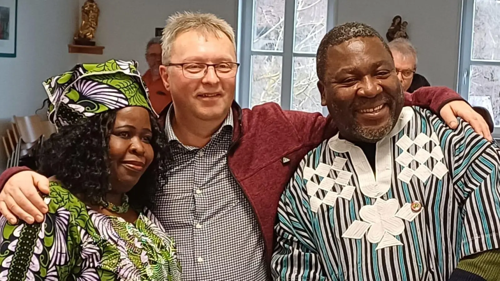  Von rechts: Pfarrer Casimir Dosseh, Michael Riedel und Pfarrhaushälterin Inocentia im Pfarrsaal in Tirschenreuth (Bild: Monika Seidel )
