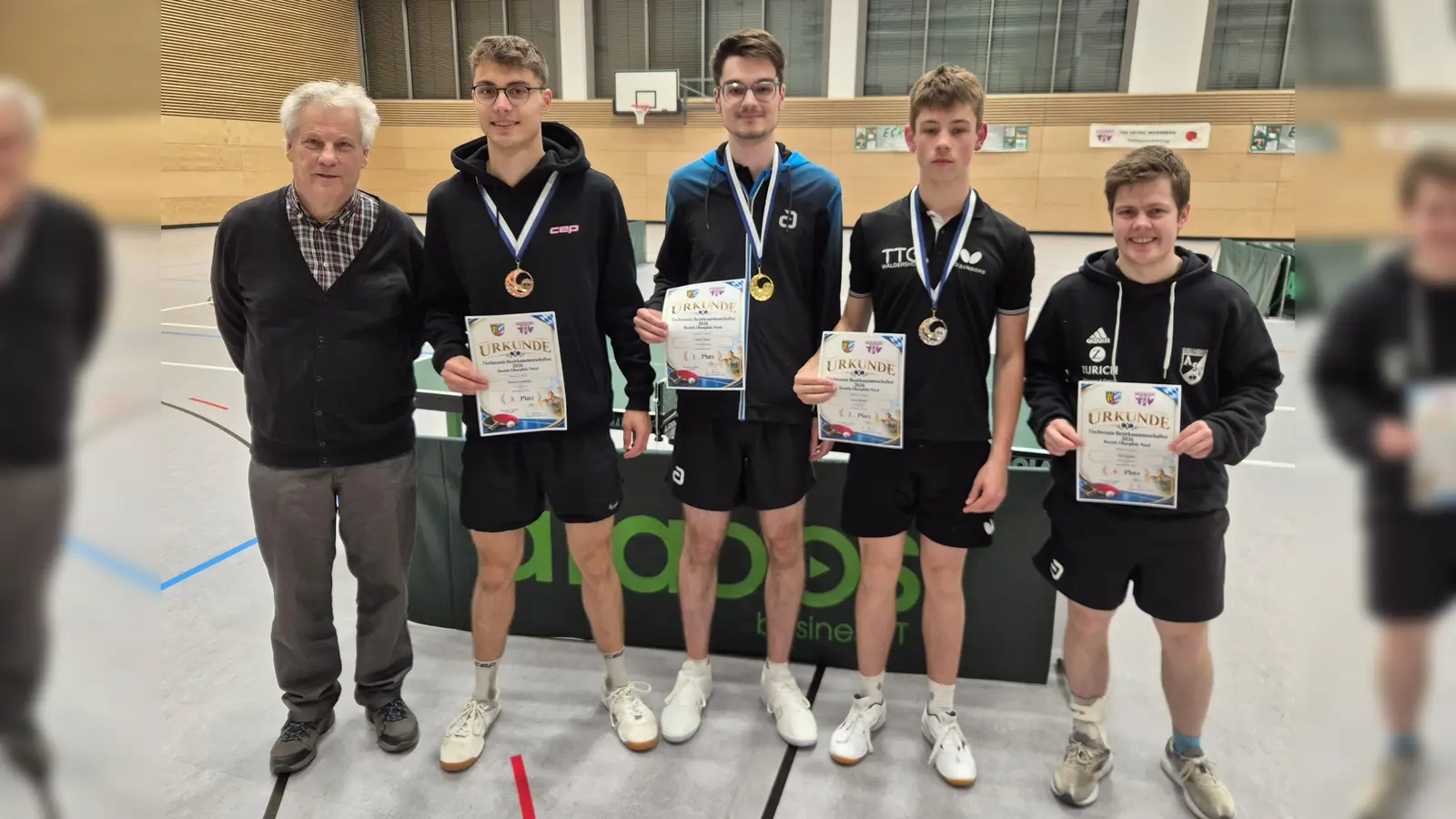 Im Bild: v. l. BV Günter Bauer, Hannes Andritzky (Waldershof), Jonas Dinter (Kümmersbruck), Linus Mende (Waldershof), Tim Stopfer (ASV Burglengenfeld) (Bild: Dieter Buchner )