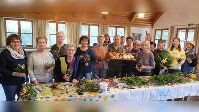 Fleißige Hände der Mitglieder des Katholischen Frauenbundes haben wieder über 200 Stück Palmbuschen mit Kräutern gefertigt. Der Erlös wird Schwester Ellen in Südafrika für aidskrankte Kinder zur Verfügung gestellt. (Bild: Fred Lehner)