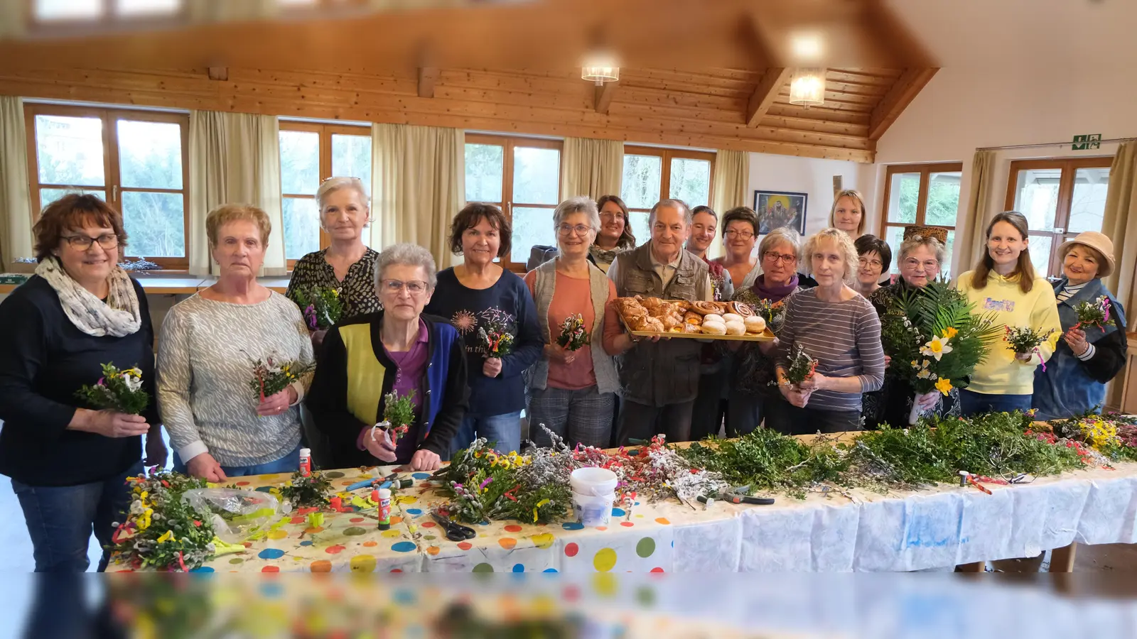 Fleißige Hände der Mitglieder des Katholischen Frauenbundes haben wieder über 200 Stück Palmbuschen mit Kräutern gefertigt. Der Erlös wird Schwester Ellen in Südafrika für aidskrankte Kinder zur Verfügung gestellt. (Bild: Fred Lehner)