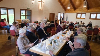 Mit Lieb und Gebet gedachten die Senioren des Klub 70 der verstorbenen 19 Mitglieder, während an der Osterkerze ein Licht der Hoffnung angezündet wurde. Bild von links: Sieglinde Somer, Manuela Preisinger und Pfarrer Wilfried Römischer. (Bild: Fred Lehner)