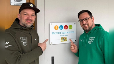 Christian Tschoritsch und Steffen Genrich vor dem neu angebrachten Schild. (Bild: Matthias Becker)