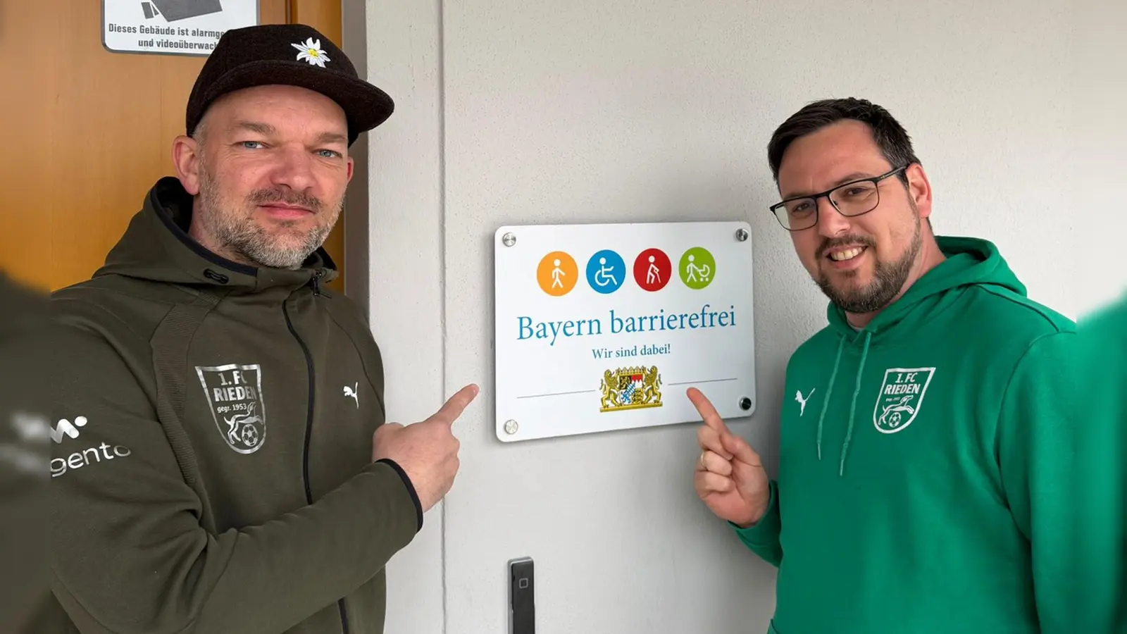 Christian Tschoritsch und Steffen Genrich vor dem neu angebrachten Schild. (Bild: Matthias Becker)
