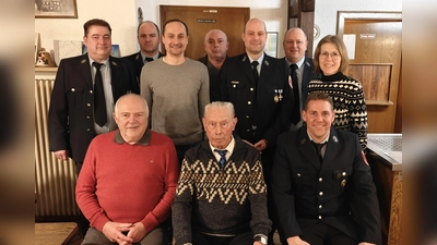 Das Bild zeigt die Geehrten: Stehend von links: 1. Vorsitzender Klaus Biersack, Holger Philipp (20 Jahre), Andreas Wegmann (30 Jahre), Tobias Heining (20 Jahre), Matthias Wegmann (30 Jahre), 2. Vorsitzender Marco Philipp (20 Jahre), Christine Wöhrl (20 Jahre). Sitzend von links: Alois Vollath (40 Jahre), Herbert Kiefer (70 Jahre), Daniel Kausler (20 Jahre). Nicht mit auf dem Bild: Roland Stangl (40 Jahre), Markus Biersack (30 Jahre), Daniel Manze (10 Jahre). (Bild: Christof Stangl)