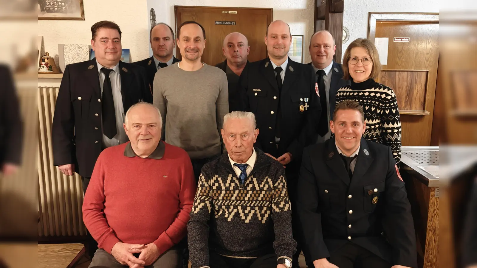 Das Bild zeigt die Geehrten: Stehend von links: 1. Vorsitzender Klaus Biersack, Holger Philipp (20 Jahre), Andreas Wegmann (30 Jahre), Tobias Heining (20 Jahre), Matthias Wegmann (30 Jahre), 2. Vorsitzender Marco Philipp (20 Jahre), Christine Wöhrl (20 Jahre). Sitzend von links: Alois Vollath (40 Jahre), Herbert Kiefer (70 Jahre), Daniel Kausler (20 Jahre). Nicht mit auf dem Bild: Roland Stangl (40 Jahre), Markus Biersack (30 Jahre), Daniel Manze (10 Jahre). (Bild: Christof Stangl)