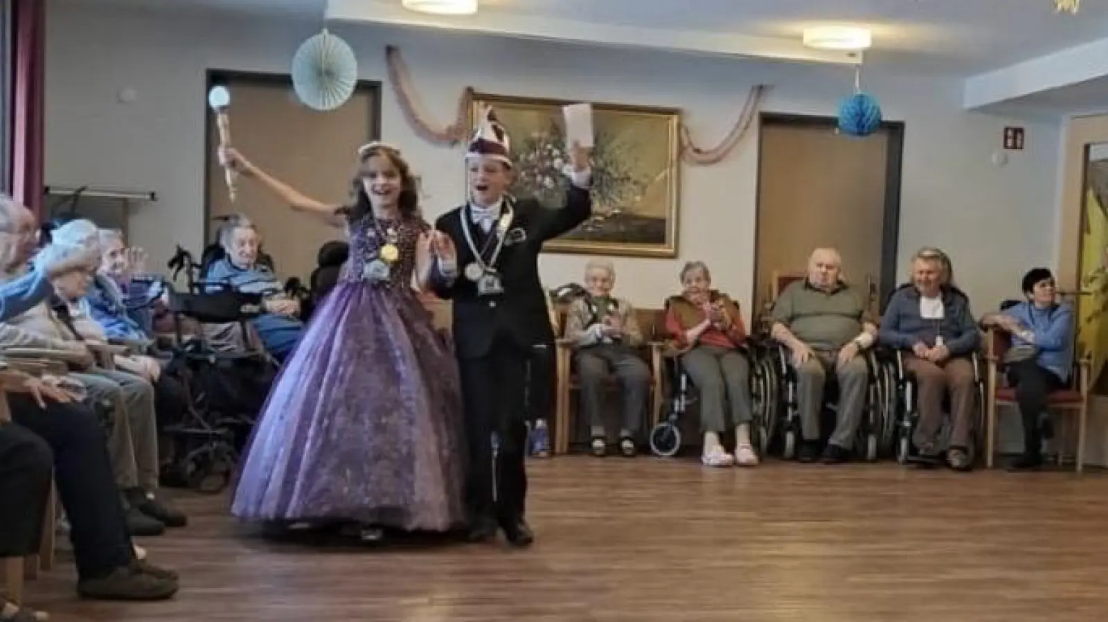 Das Kinderprinzenpaar mit unseren Bewohnern. (Bild: Marita Haberkorn)