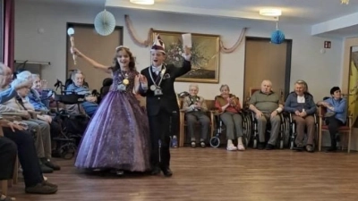 Das Kinderprinzenpaar mit unseren Bewohnern. (Bild: Marita Haberkorn)