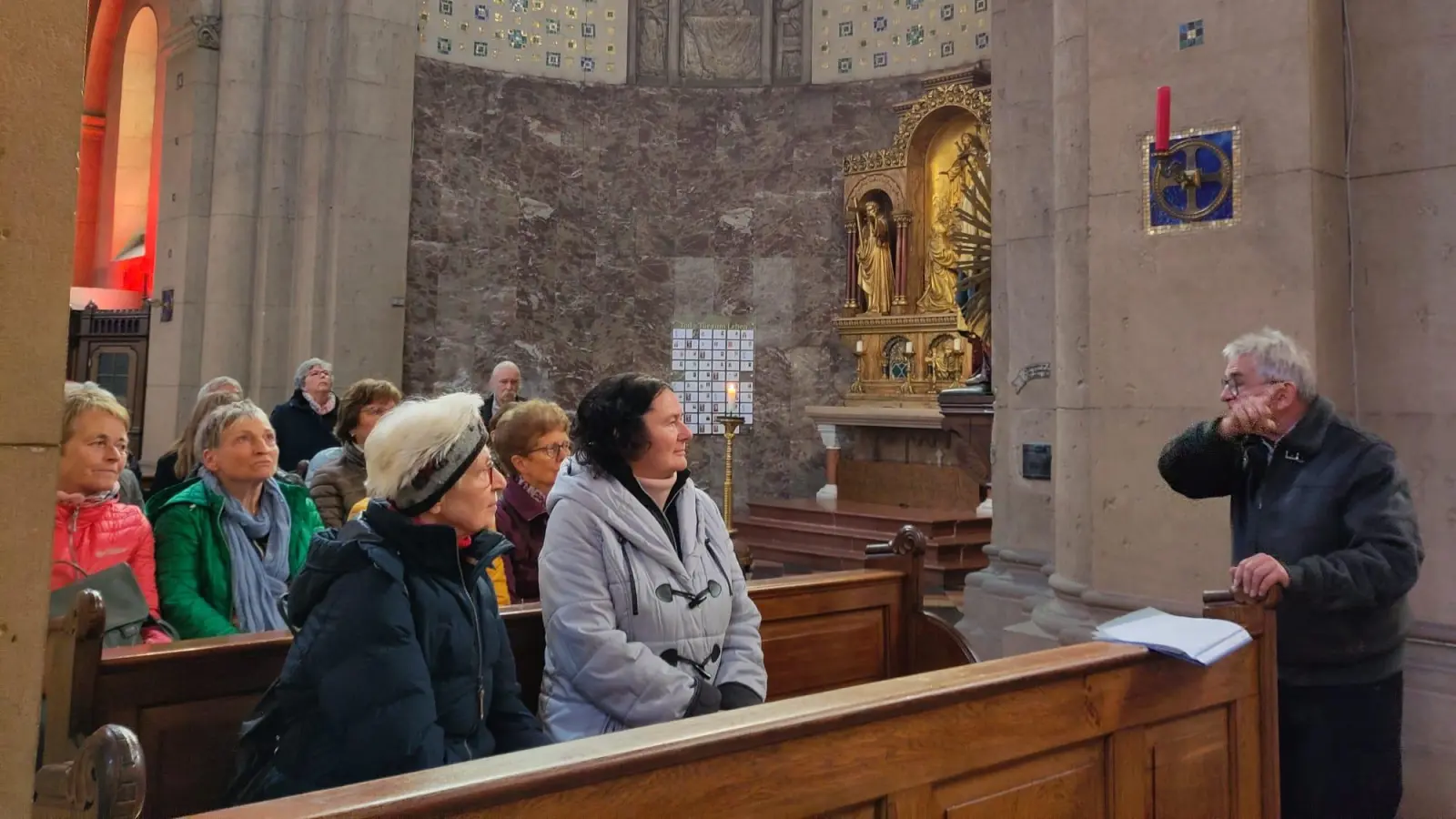 Herbert Baumann erklärt fachkundig die beeindruckende Ausstattung der Josephskirche (Bild: Elisabeth Flogaus)