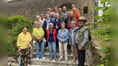 Die Spaziergänger des OWV Nabburg beim Einstieg in den Zwingerweg am Seyerleingarten. Mit auf dem Bild Irene Ehemann (vorne 2.v.l.), 2. Bürgermeisterin von Nabburg und zgl. Stadtführerin (Bild: Hans Rachwalik)