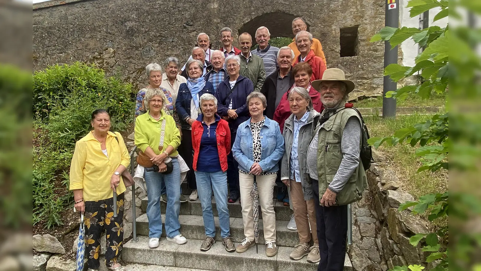 Die Spaziergänger des OWV Nabburg beim Einstieg in den Zwingerweg am Seyerleingarten. Mit auf dem Bild Irene Ehemann (vorne 2.v.l.), 2. Bürgermeisterin von Nabburg und zgl. Stadtführerin (Bild: Hans Rachwalik)
