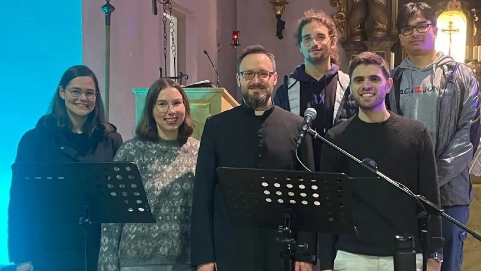 Die Lobpreis-Gruppe „New Generation” mit Co-Pastor Matteo Wiesmet und Pfarrer Johannes Arweck. (Bild: Werner Wiesmet)