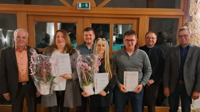 Jubillare mit Ehrengästen v. l. Günter Kopp, Christina Kastner, Rene Dietrich, Petra Espenschied, Dietmar Scherer, Pfarrer Markus Bruckner u. Harald Schlöger (Bild: Michael Raß)