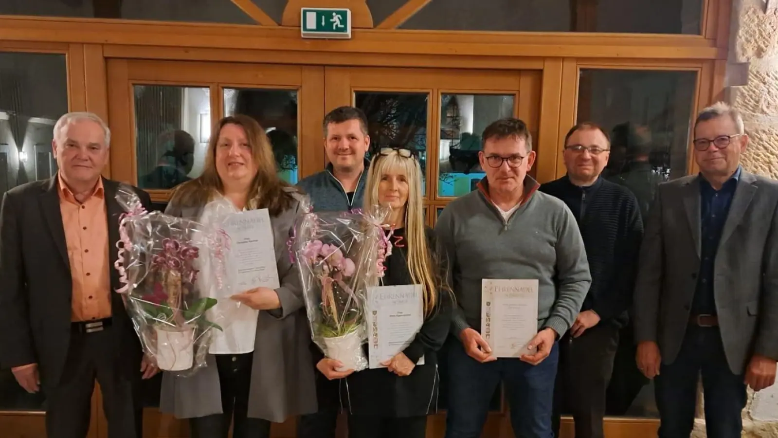 Jubillare mit Ehrengästen v. l. Günter Kopp, Christina Kastner, Rene Dietrich, Petra Espenschied, Dietmar Scherer, Pfarrer Markus Bruckner u. Harald Schlöger (Bild: Michael Raß)