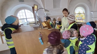 Interessiert verfolgten die Kinder den Erklärungen der Organistin (Bild: Pater Joseph)