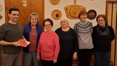 auf dem Bild sind der Referent Dr. Thomas Fütterer, 1. Vorsitzende Anni König, Marianne Fütterer, Lisa Michl und weitere Vorstandsmitglieder  (Bild: Alexander Hörl)