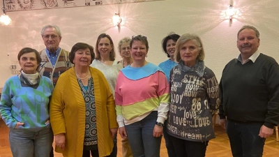 von links Inge Drehobel, Rudi Ernstberger, Angela Hars, Andrea Krauß, Rita Ernstberger, Sandra Nordmann, Angelika Schultheiß, Roswitha Scacciaferro und 1. Bürgermeister Bernhard Schindler (Bild: Angela Hars)