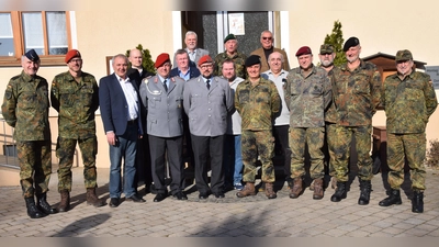 Die Reservisten der Kreisgruppe Oberpfalz Mitte haben eine neuen Vorstandschaft gewählt. Ihr Vorsitzender bleibt Oberst der Reserve Bertram Gebhard. Referent beim Seminar war der Bataillonskommandeur des Logistikbataillons 472 Rene´ Urbach. (v.li.) Verabschiedet wurde der Feldwebel für Reservistenangelegenheiten, Stabsfeldwebel Johann Rothut (5.v.li.). (Bild: Paul Böhm)