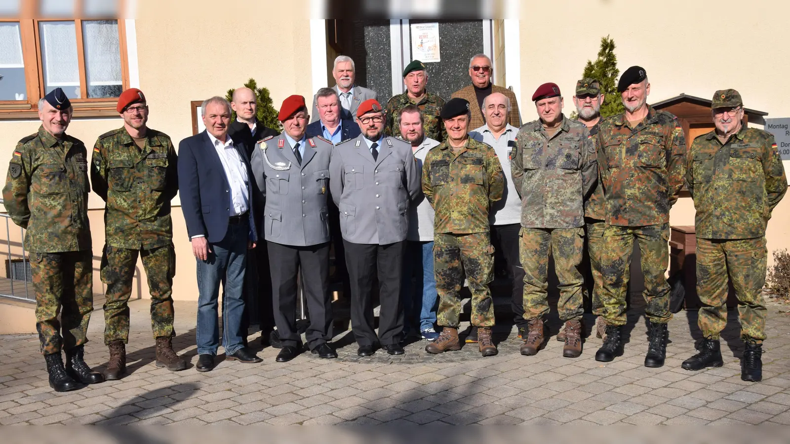 Die Reservisten der Kreisgruppe Oberpfalz Mitte haben eine neuen Vorstandschaft gewählt. Ihr Vorsitzender bleibt Oberst der Reserve Bertram Gebhard. Referent beim Seminar war der Bataillonskommandeur des Logistikbataillons 472 Rene´ Urbach. (v.li.) Verabschiedet wurde der Feldwebel für Reservistenangelegenheiten, Stabsfeldwebel Johann Rothut (5.v.li.). (Bild: Paul Böhm)