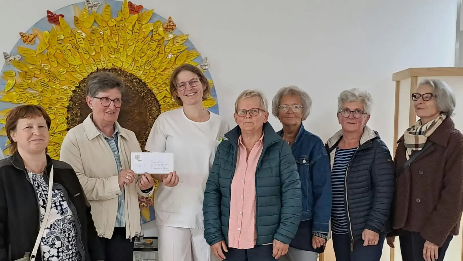 v.l.: Corinna Schmid (Führungskreis), Vorsitzende Martina Mewes, Chefärztin Dr. Stephanie Kuchlbauer, Schatzmeisterin Edeltraud Sperber, Schriftführerin Elfriede Fleck, stv. Vorsitzende Helene Kraus, Annemarie Beer (Führungskreis) (Bild: Edeltraud Sperber)
