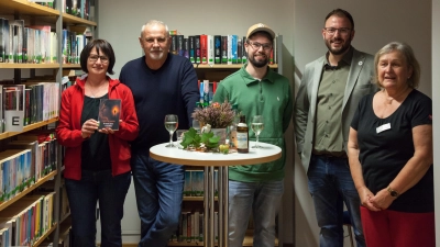 Sie freuten sich über den großen Zuspruch bei der Mondscheinausleihe: Leiterin Tanja Wagner, Erster Bürgermeister Ludwig Biller, Autor Christian Wrobel, Zweiter Bürgermeister Julian Kraus, Agnes Kaufmann.(von links) (Bild: Siegfried Bock)