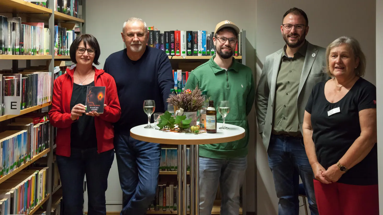 Sie freuten sich über den großen Zuspruch bei der Mondscheinausleihe: Leiterin Tanja Wagner, Erster Bürgermeister Ludwig Biller, Autor Christian Wrobel, Zweiter Bürgermeister Julian Kraus, Agnes Kaufmann.(von links) (Bild: Siegfried Bock)