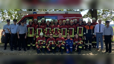 Die erfogreichen Feuerwehrfrauen und Feuerwehrmänner mit den Schiedsrichtern Jürgen Ehrnsberger, Alexander Streher und Helmut Braun, sowie Bürgermeister Stefan Braun und den Vorständen Franz Lautenschlager und Manfred Feigl. (Bild: Manfred Feigl)