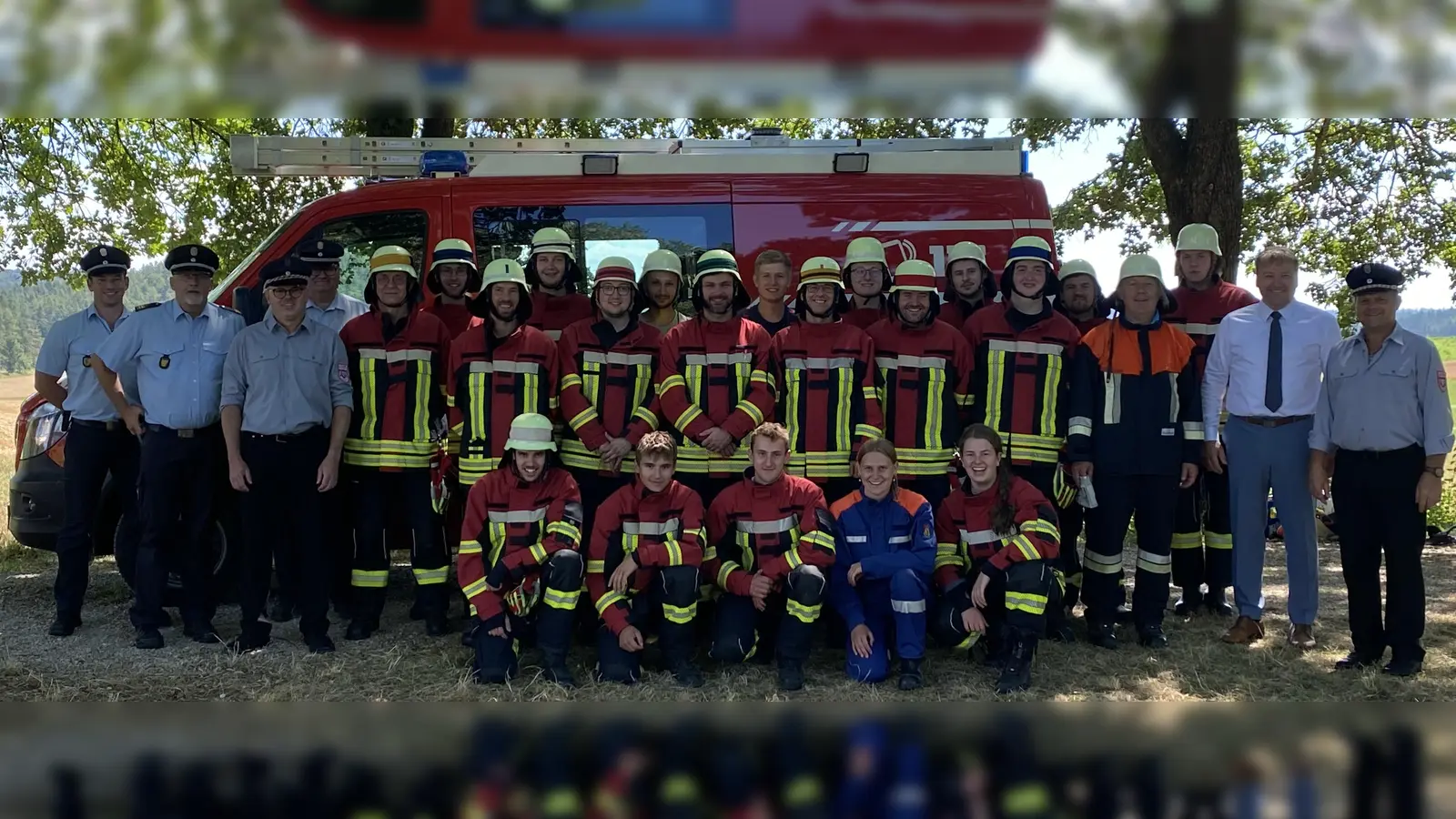 Die erfogreichen Feuerwehrfrauen und Feuerwehrmänner mit den Schiedsrichtern Jürgen Ehrnsberger, Alexander Streher und Helmut Braun, sowie Bürgermeister Stefan Braun und den Vorständen Franz Lautenschlager und Manfred Feigl. (Bild: Manfred Feigl)