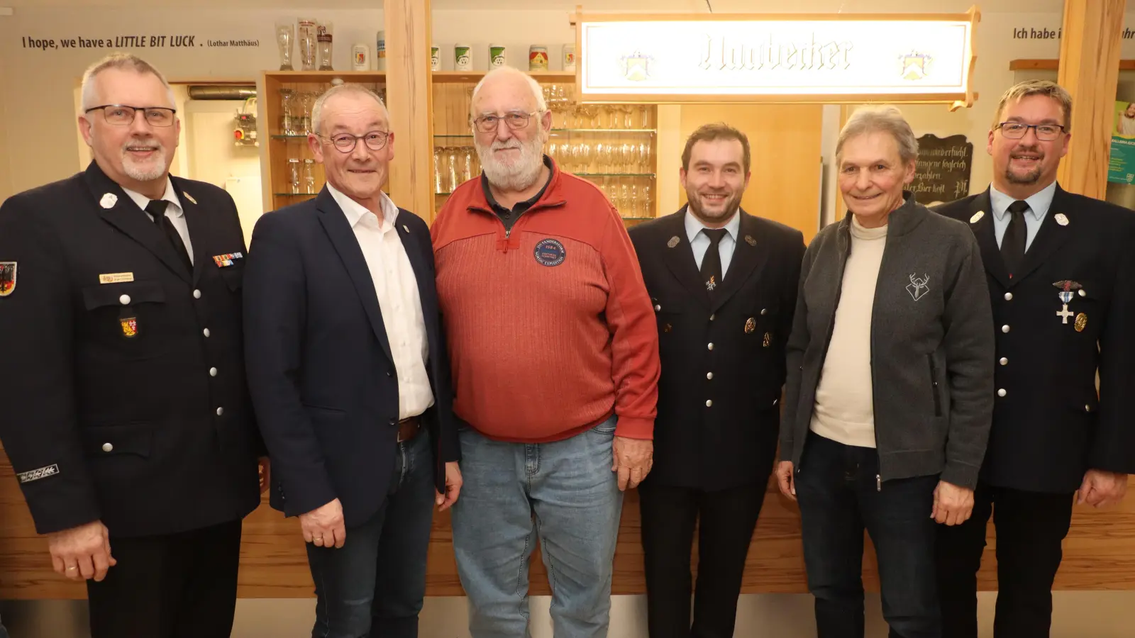 Peter Hofmann (3.v.l.) wurde für 50 Jahre Mitgliedschaft im Feuerwehrverein Rieden von Kreisbrandmeister Jürgen Ehrensberger (v.l.), Erstem Bürgermeister Erwin Geitner, Vereinschef Stefan Scharl, Zweitem Bürgermeister Josef Weinfurtner und Erstem Kommandanten Rainer Salbeck geehrt. (Bild: Michael Rabenhofer)