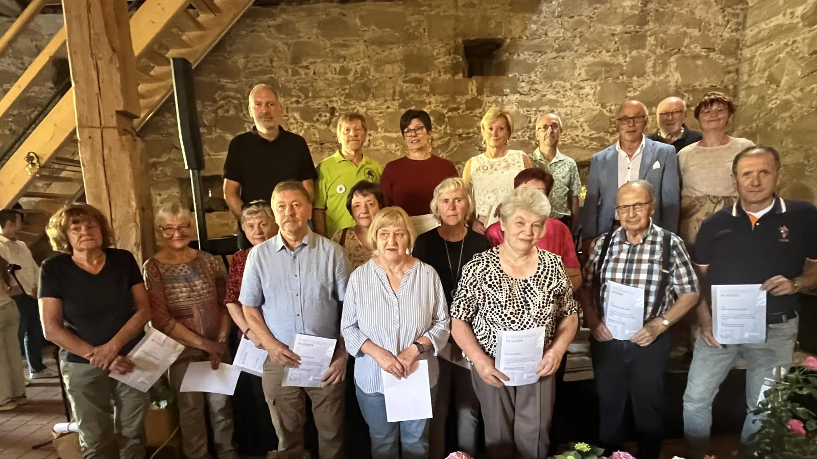 Der Geschäftsführer des Bayrischen Landesverbandes für Gartenbau und Landespflege und Schirmherrr Christian Gemeiner (links hinten) aus München, Ehrenbezirksvorsitzender Georg Stahl und Albert Nickl und Maria Treiber vom Kreisverband gratulierten den Jubilaren für ihre jahrelange Vereinstreue. (Bild: Josef Höllerl)