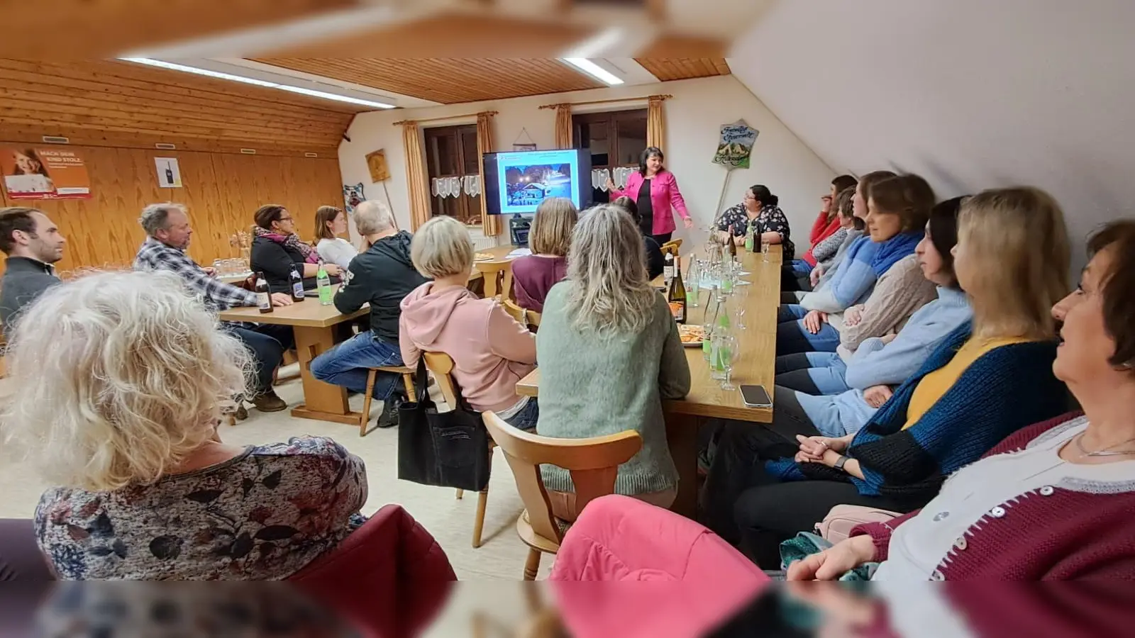 Gemeinderätin Barbara Gerl präsentierte im vollen Hiltersdorfer Feuerwehrhaus die aktuellen Projekte und Aufgaben der Gemeinde Freudenberg (Bild: Edeltraud Fischer-Graf)