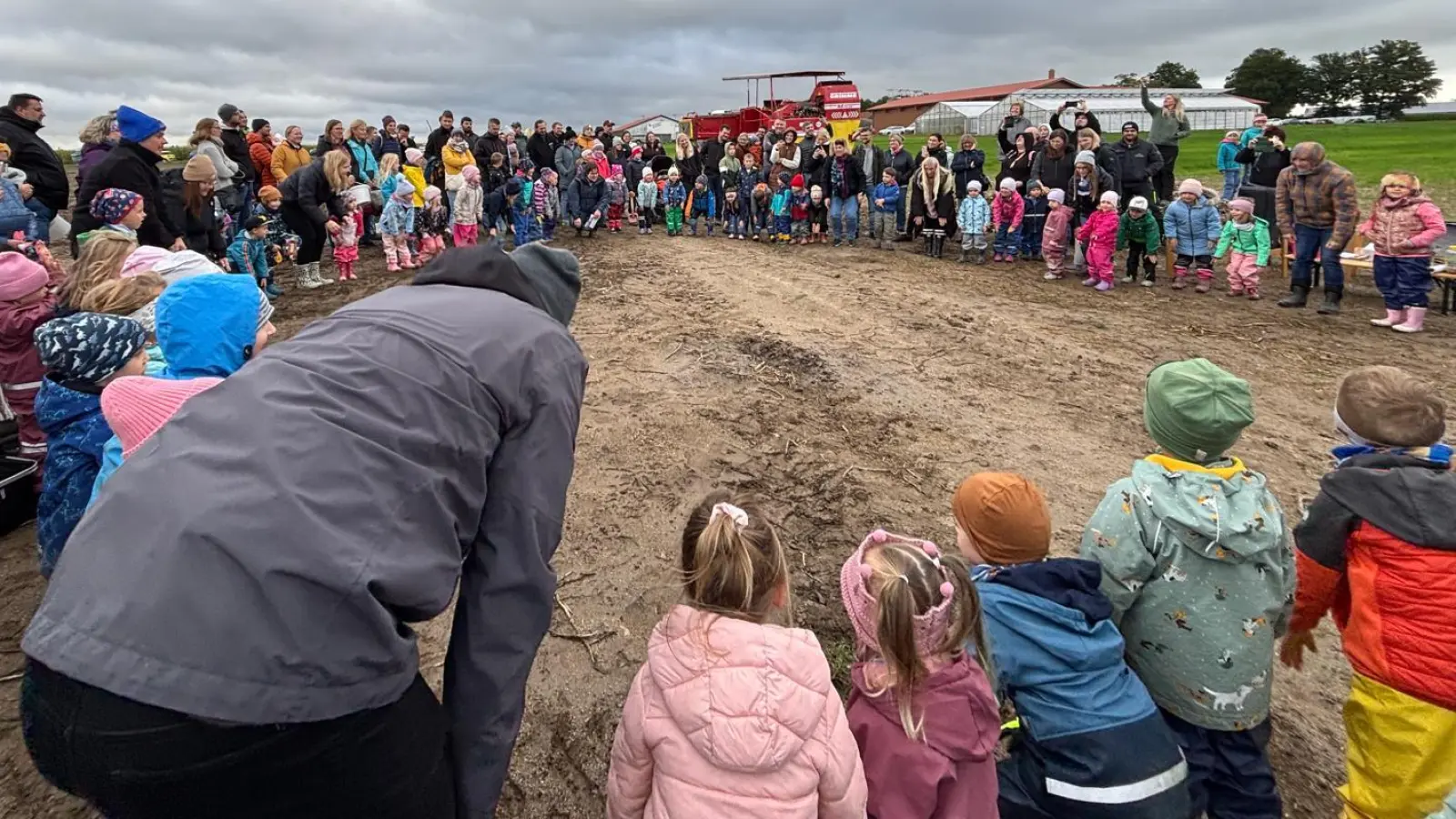Kinder und Eltern beim Graben (Bild: Matthias Walk)