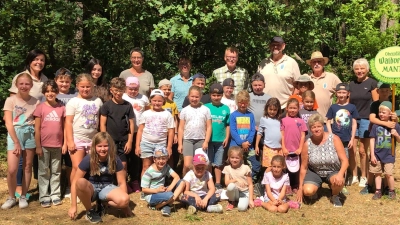 30 Kinder erlebten mit den Jugendwartinnen Petra Franke und Erna Hamm einen interessanten und abwechslungsreichen Tag im Manteler Wald.  (Bild: Eva Seifried)