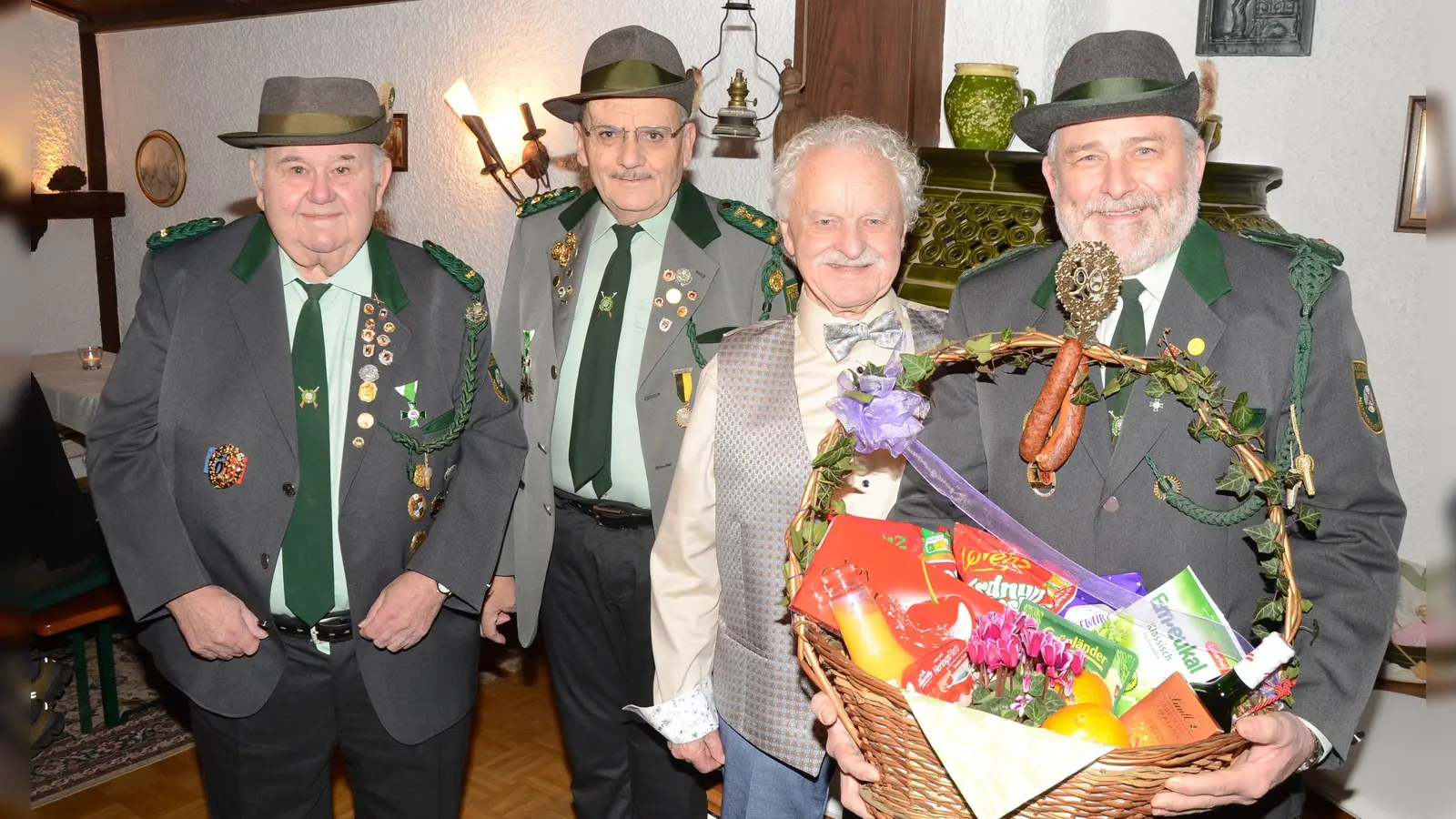 Manfred Pirner, Werner Zimmer und Schützenmeister Werner Zimmer freuen sich mit Rudolf Eckert (Bild: Erwin Kolb)