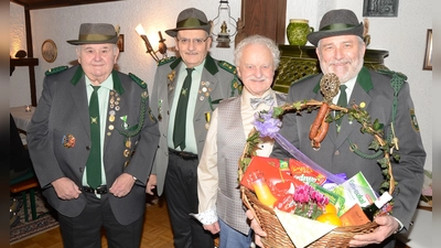 Manfred Pirner, Werner Zimmer und Schützenmeister Werner Zimmer freuen sich mit Rudolf Eckert (Bild: Erwin Kolb)