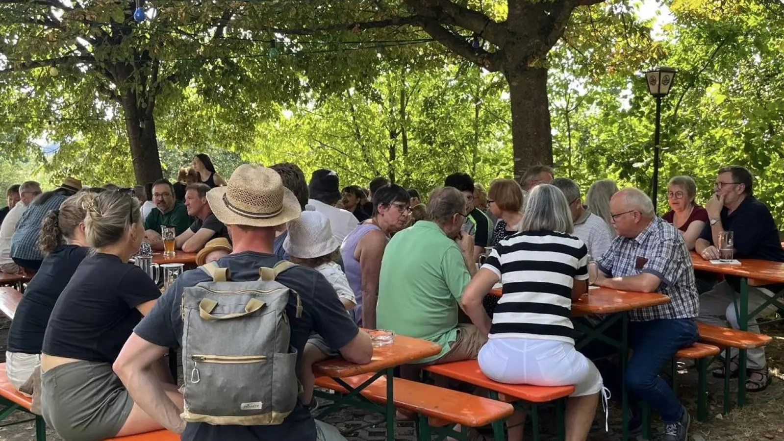 Kaffeetrinken am Gartenfest. (Bild: Kathrin Uschold)
