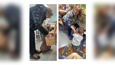 Hildegard Gallitzendörfer (schwarze Jacke) und Margarete Hirsch (auf Stuhl sitzend) überbrachten freudig die Nikoläuse. Die Kinder durften selber ihr süßes Geschenk entnehmen. (Bild: Margarete Hirsch)