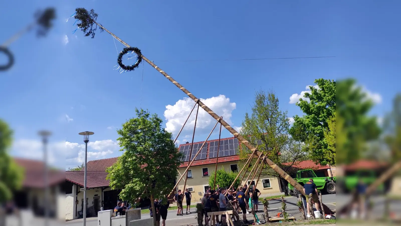 Zu einem echten Dorffest mit vielen Gästen wurde das durch die Freiwillige Feuerwehr in Schlammersdorf organisierte Aufstellen des Maibaums. (Bild: Gerhard Löckler)