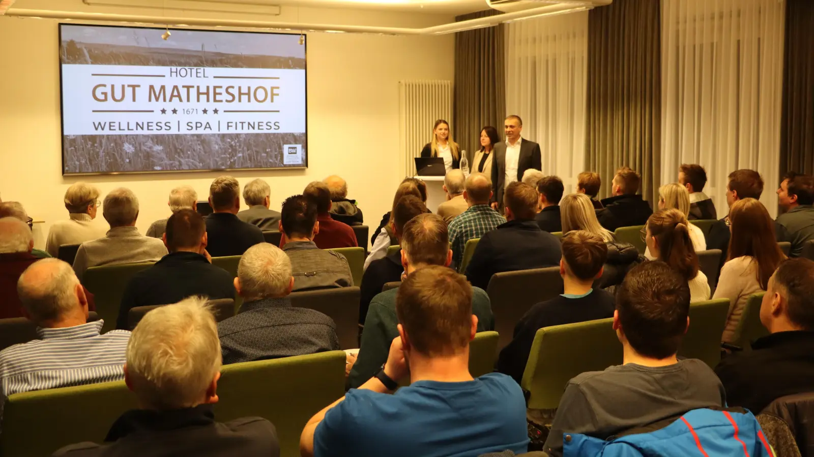 Informativ und interessant empfanden viele Besucher den Vortrag vom geschäftsführenden Direktor des Hotel &amp; Spa Gut Matheshof, Karim Martin, über die aktuellen Entwicklungen auf dem Areal des Gut Matheshof. (Bild: Michael Rabenhofer)