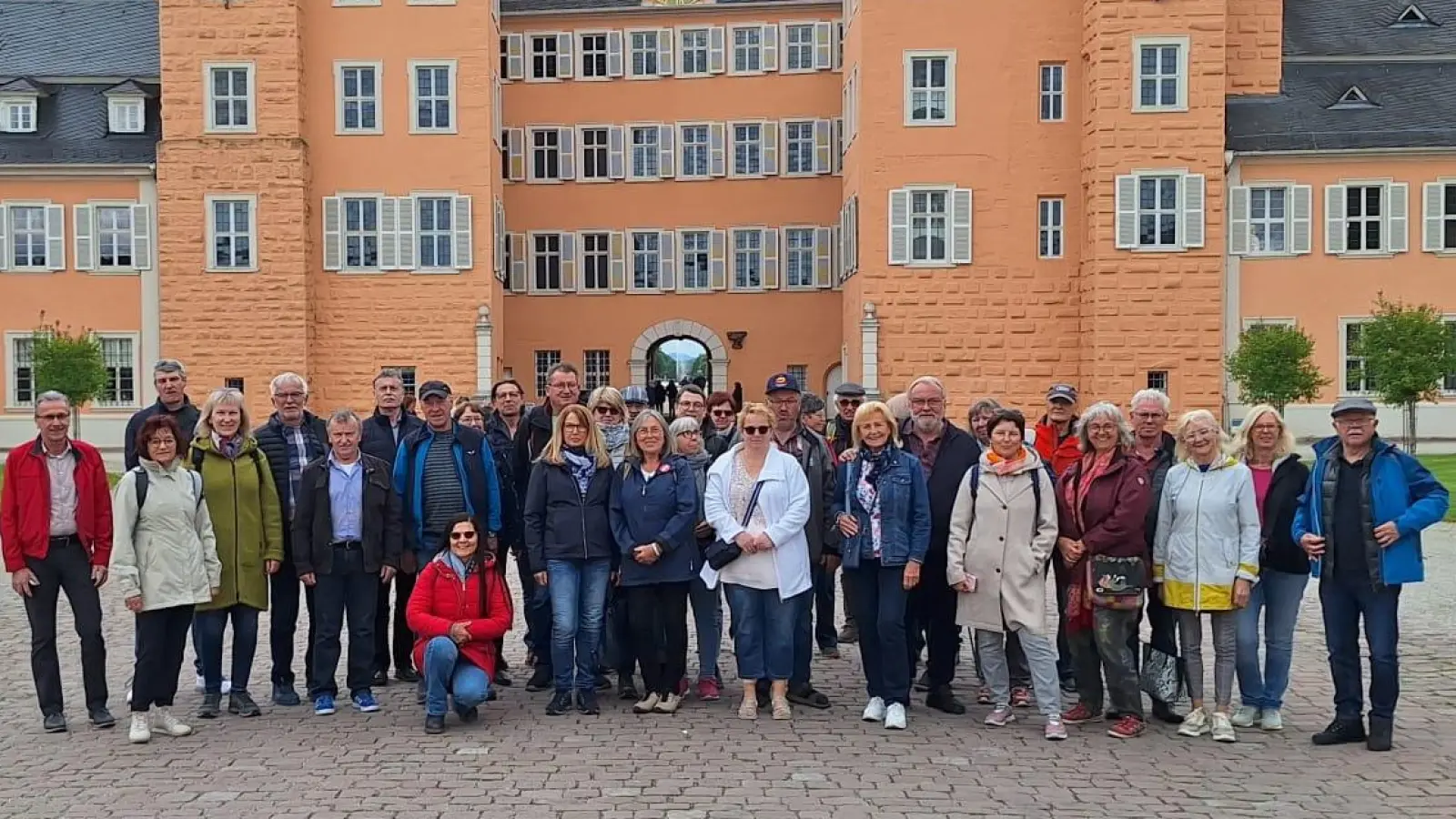 Reisegruppe OGV Schwend/Birgland vor dem Schloss in Schwetzingen. (Bild: Annita Utz )