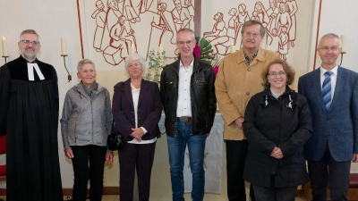 Die Jubelkonfirmanden mit Pfarrer Marcio Trentini: (von links) Magdalena Ruisz, Friedlinde Schrehardt, Andre Queren, Wolfgang Eisenmenger, Viktoria Amschl, Klaus Zwiebler. (Bild:    Anita   Seifert )