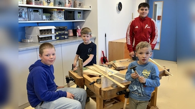 In der Werkstatt wurde die Hilfestellung der großen Jungs gerne angenommen. (Bild: Manuela Hinkel)