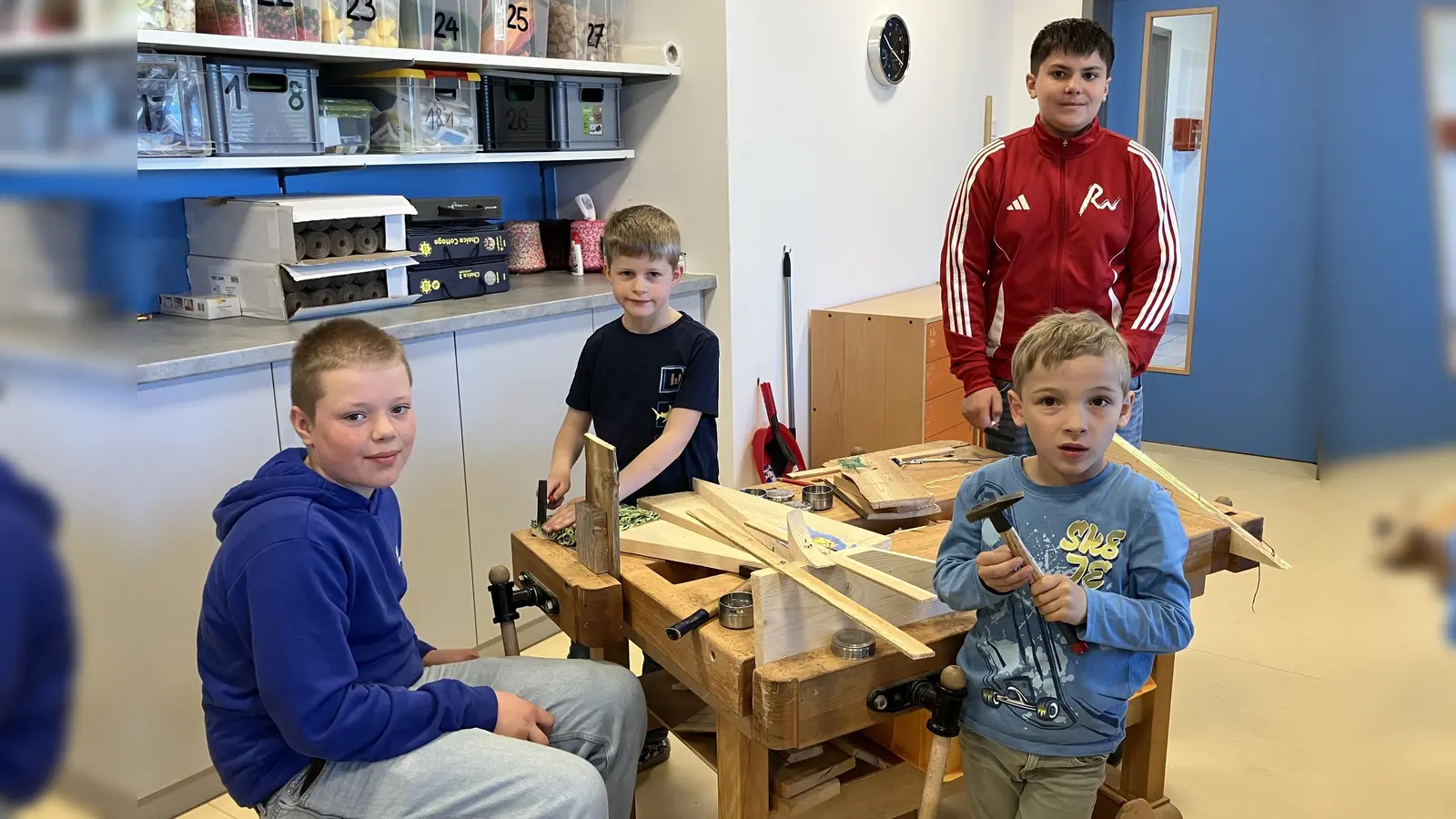 In der Werkstatt wurde die Hilfestellung der großen Jungs gerne angenommen. (Bild: Manuela Hinkel)